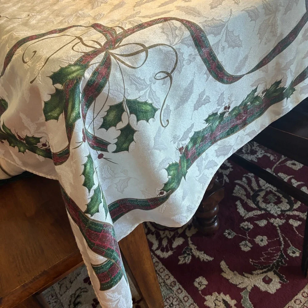 LENOX Holiday Nouveau‎ Tablecloth Christmas Holly Ribbon Ivory Damask 60x102